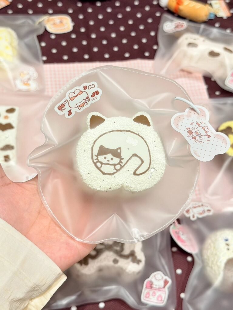538003 Hush Tuxedo Cat Swiss Roll / HUSH 奶牛猫瑞士卷