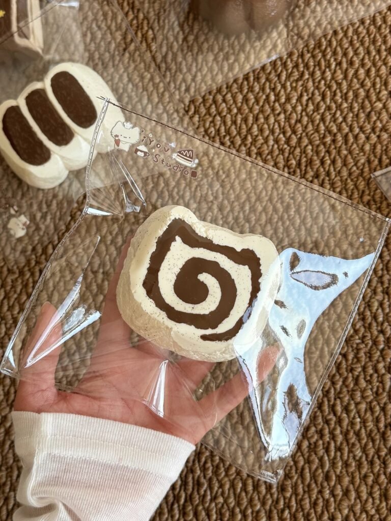 467001 IYov White Chocolate Cat Roll (Glutinous Cream Clay Texture Series) / iYov捏捏 白巧猫猫卷（糯奶油触感系列）
