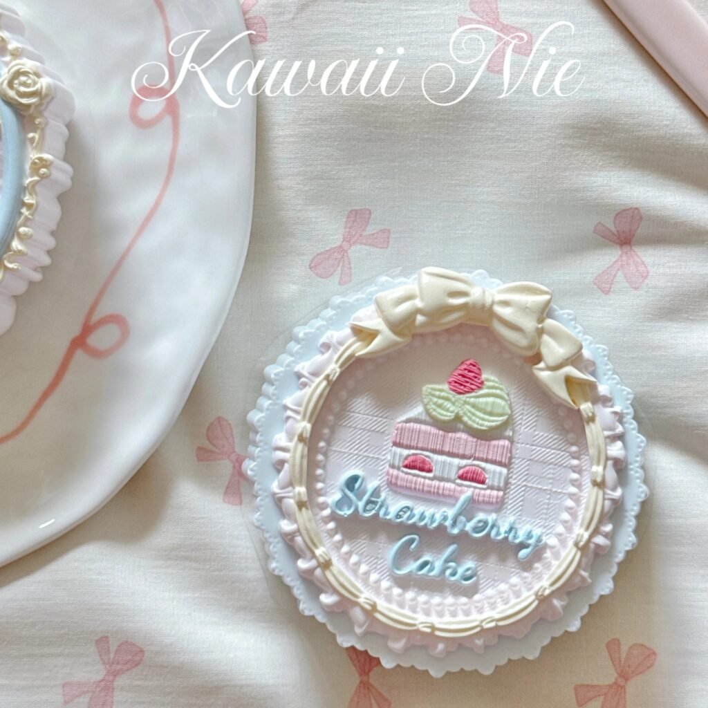 444009 Kawaii Nie Embroidered Strawberry Cake / Kawaii Nie 刺绣草莓蛋糕