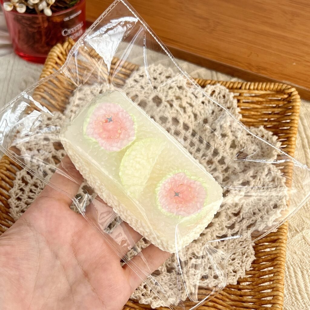 89112 Kaka Jiang Squishy Apple Guava Long Rice Ball (Dry Cheese Clay Texture Series) / 咔咔酱捏捏 苹果芭乐长饭团(干奶酪触感系列)