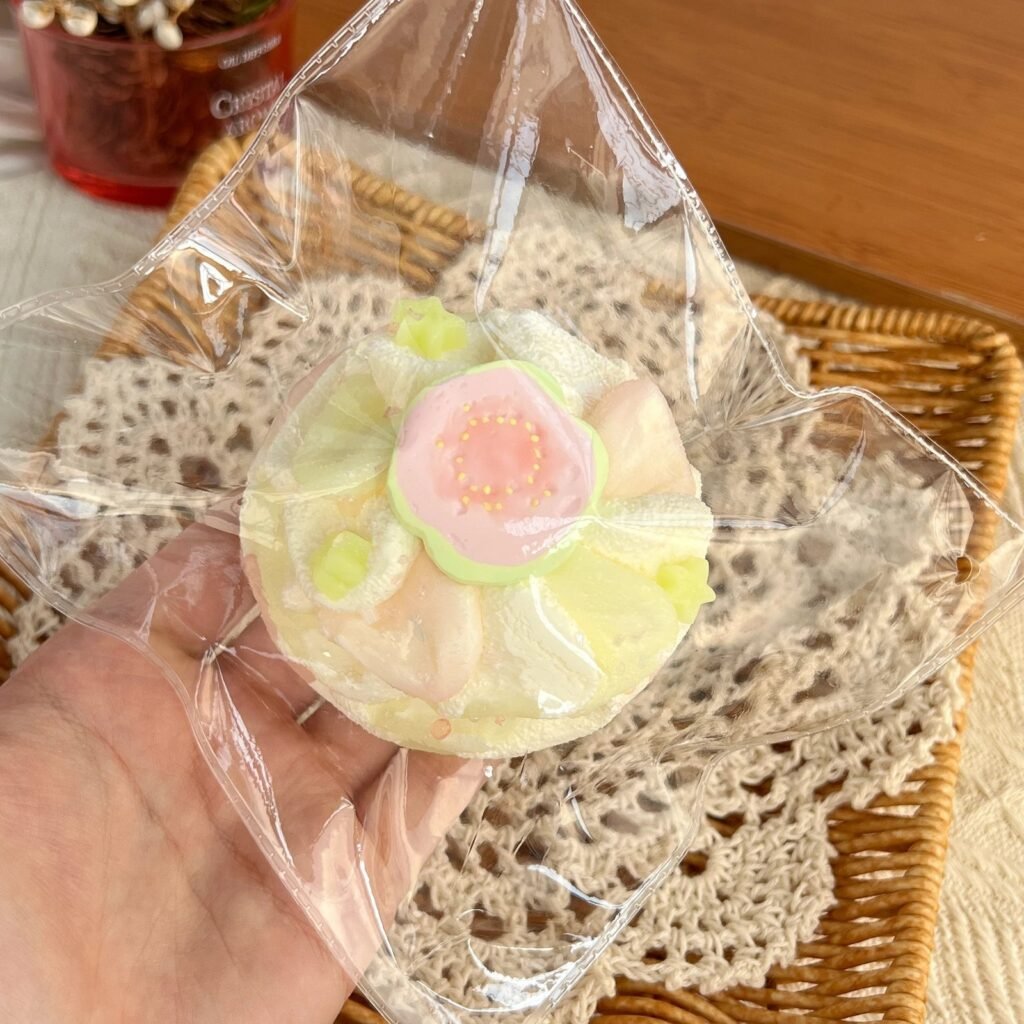 89113 Kaka Jiang Squishy Cream Guava Roll (Dry Cheese Clay Texture Series) / 咔咔酱捏捏 奶油芭乐卷（干奶酪触感系列）