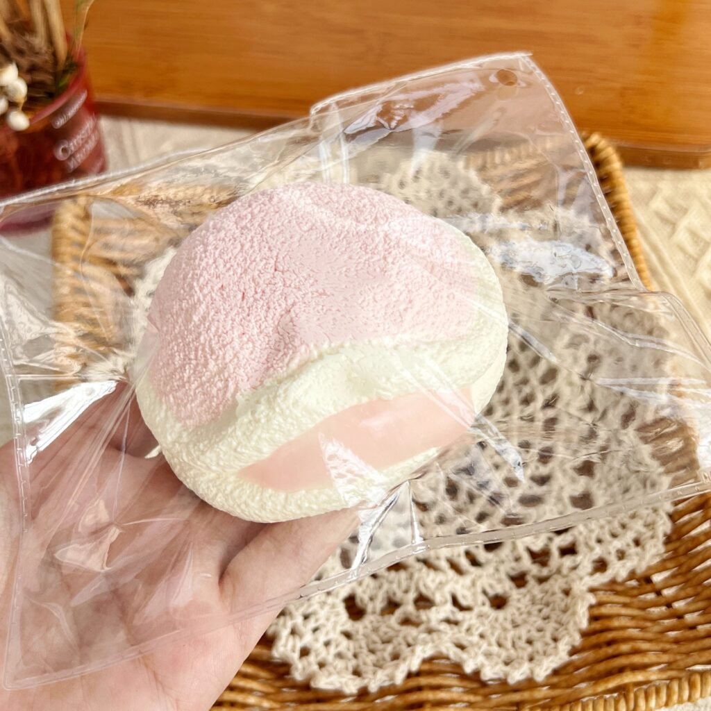 89137 Kaka Jiang Squishy Berry Dorayaki (Soft Cream Paste Texture Series) / 咔咔酱捏捏 莓莓铜锣烧（软乳膏触感系列）