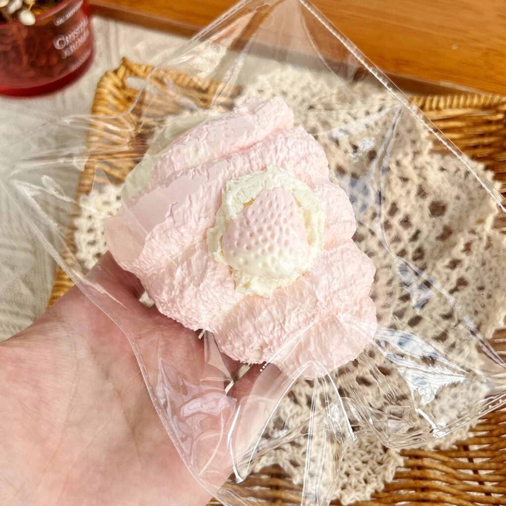 89121 Kaka Jiang Squishy Berry Cream Horn (Dry Cheese Clay Texture Series) / 咔咔酱捏捏 莓莓奶油号角（干奶酪触感系列）