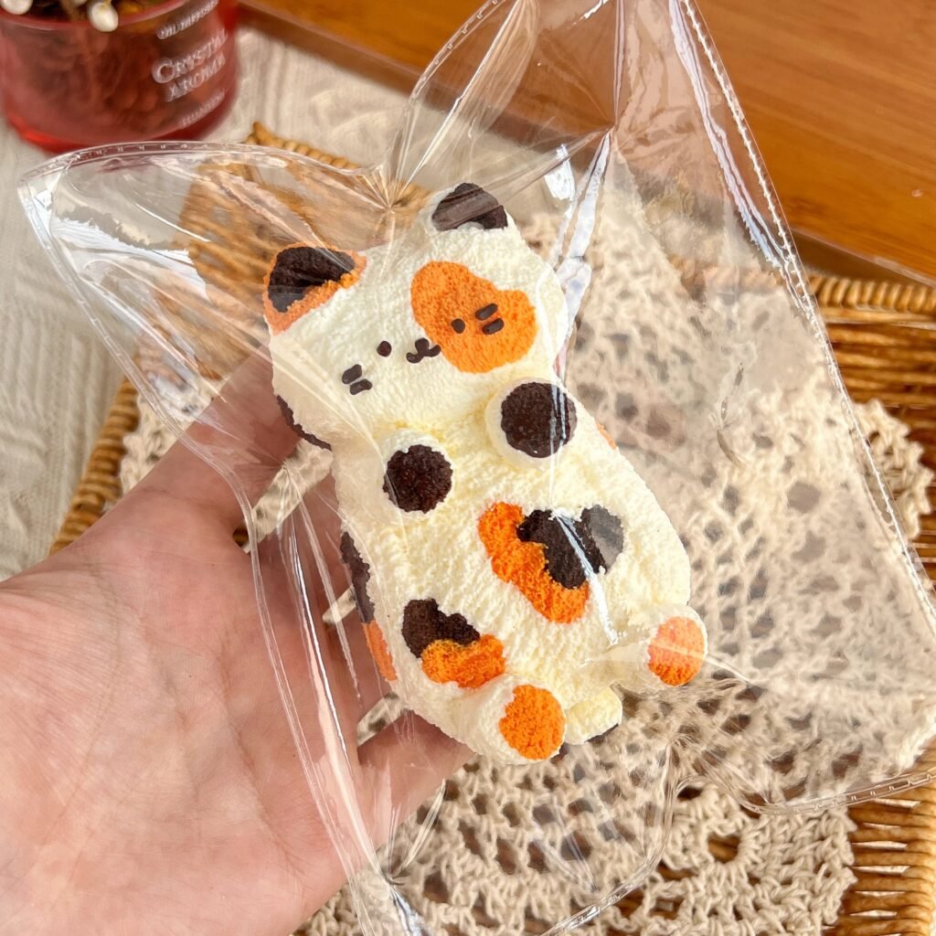 89145 Kaka Jiang Squishy Calico Kitten (Soft Cream Paste Texture Series) / 咔咔酱捏捏 三花猫猫（软乳膏触感系列）
