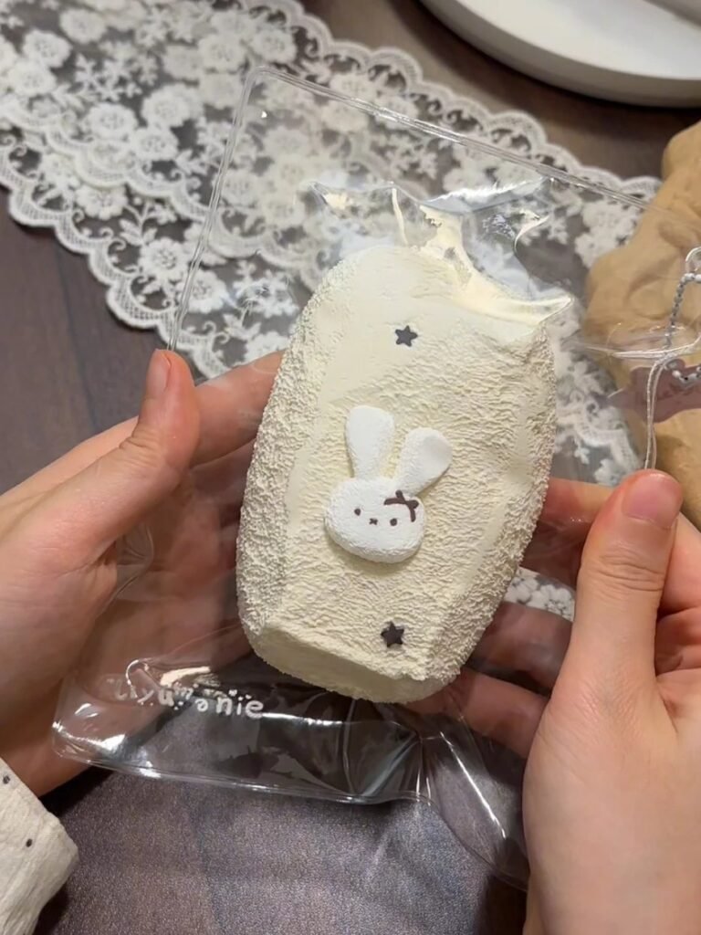 208013 Liyu 777 Squishy Bunny Long Tofu (Cream Clay Texture Series) / 梨予777的捏 兔兔长豆腐（奶油泥触感系列）
