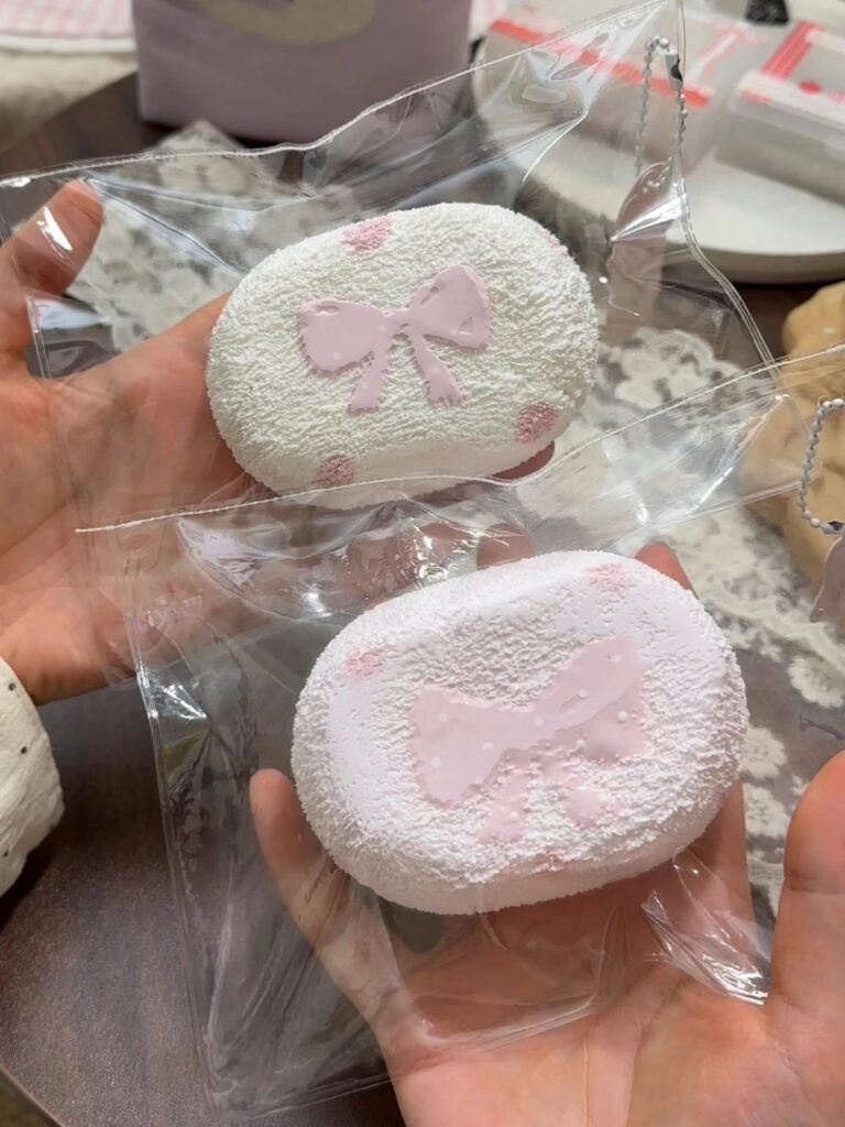 208015 Liyu 777 Squishy White-Base Bow Senbei (Cream Clay Texture Series) / 梨予777的捏 白底蝴蝶结仙贝(奶油泥触感系列)