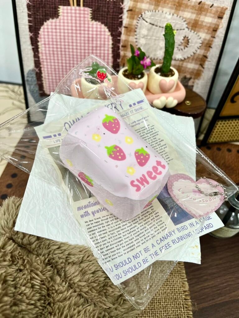 280041 Leyou Studio Strawberry Sweet Hand-Pressed Rice Ball / 乐油studio 草莓sweet手握