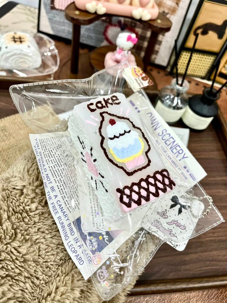 280050 Leyou Studio Cherry Cream Cone / 乐油studio 樱桃奶油甜筒