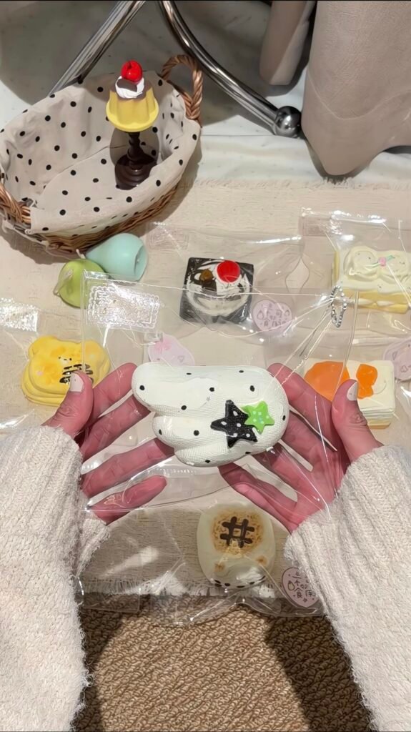 528003 Libaitian Knitted Star Wings / 梨拜天 针织星星翅膀