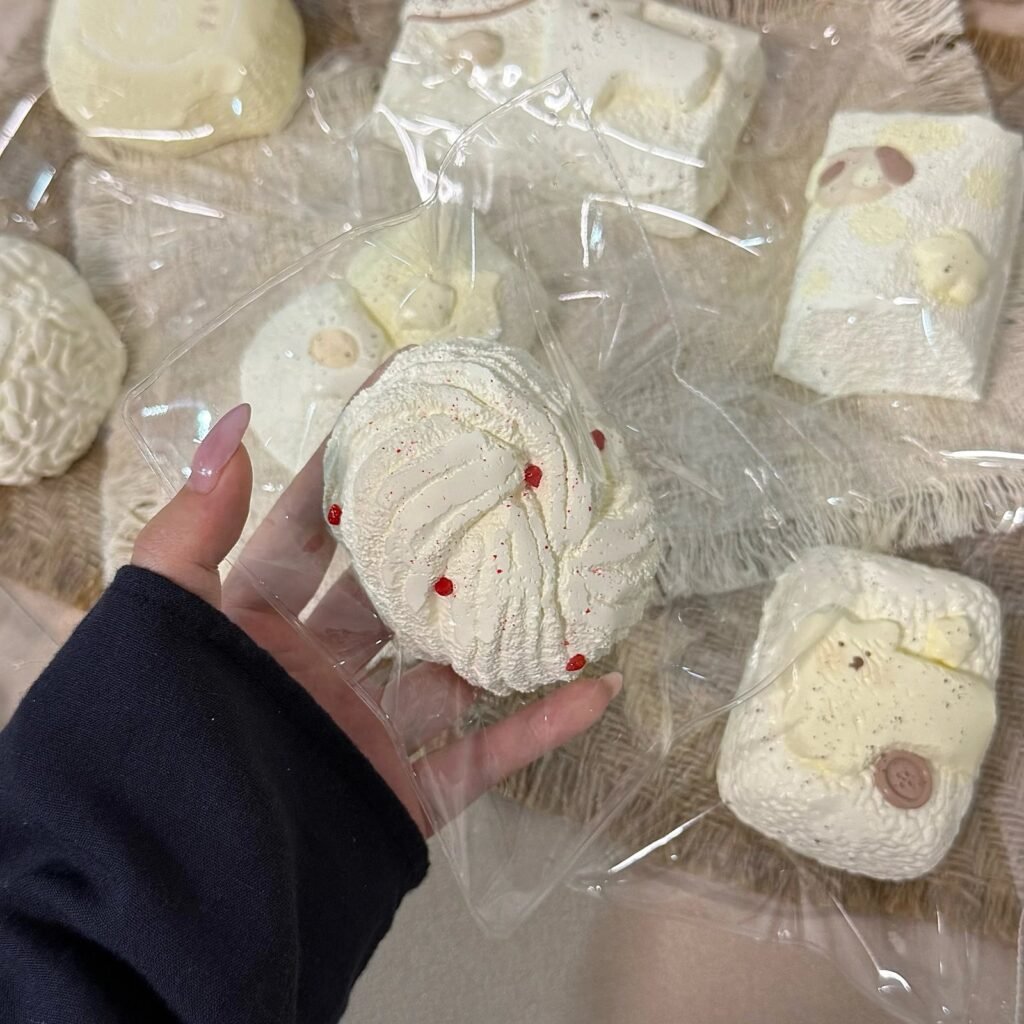 330000 Lizigao Red Velvet Flower Roll (Mochi Clay Texture Series) / 栗子糕的捏 红丝绒花卷（麻薯泥触感系列）