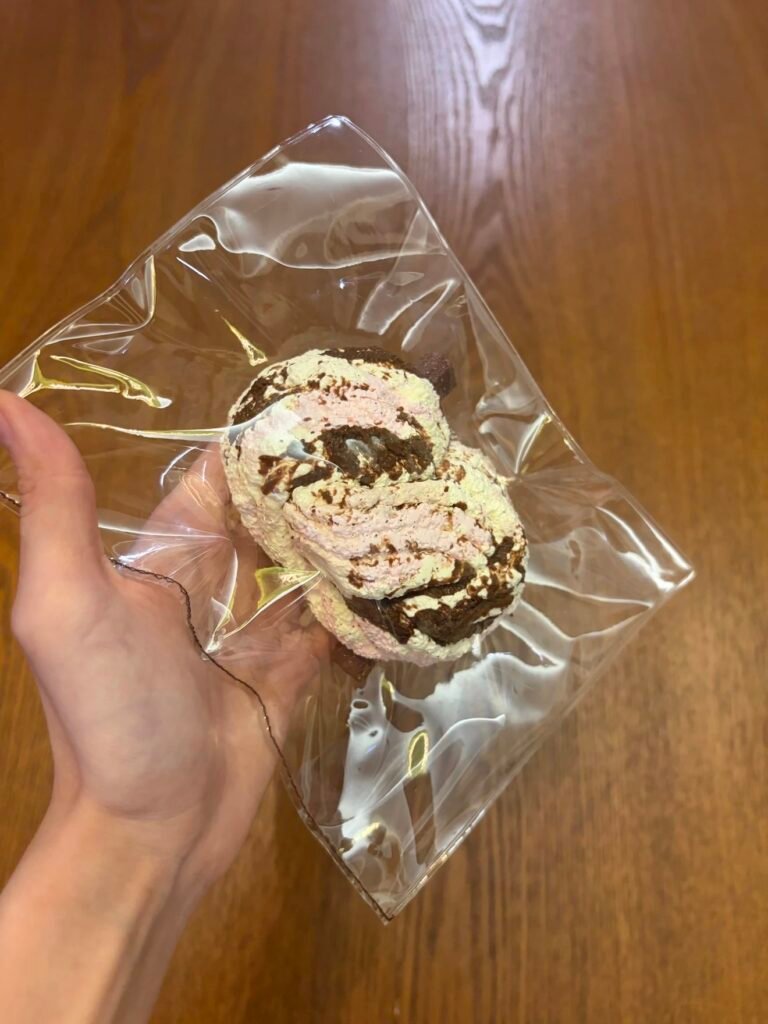 486012 Llz Squishy Strawberry Chocolate Flower Roll (Dry Cream Texture Series) / llz捏 莓巧花卷（干奶油触感系列）