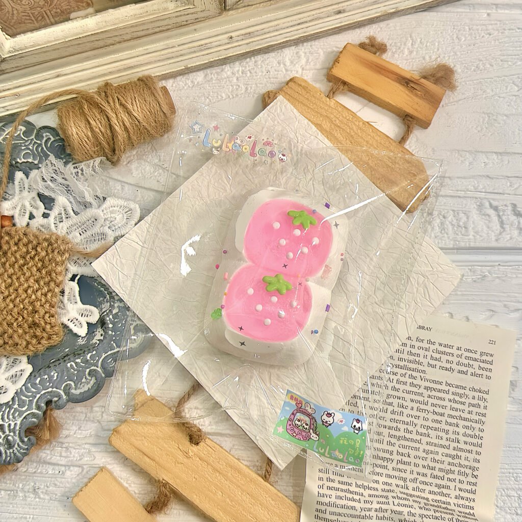 97045 Luluoluo Strawberry Duo (Soft Dry Cheese Texture Series) / 露酪酪 草莓二连（软干酪触感系列）