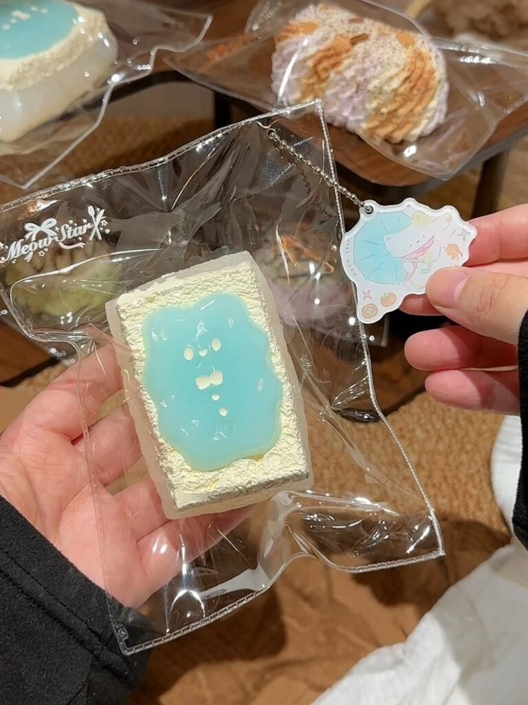 550008 Meow Star Ice Blue Bunny Mochi Toast (Sweet Potato Clay Texture Series) / Meow Star 冰蓝兔兔麻糍吐司（红薯泥触感系列）