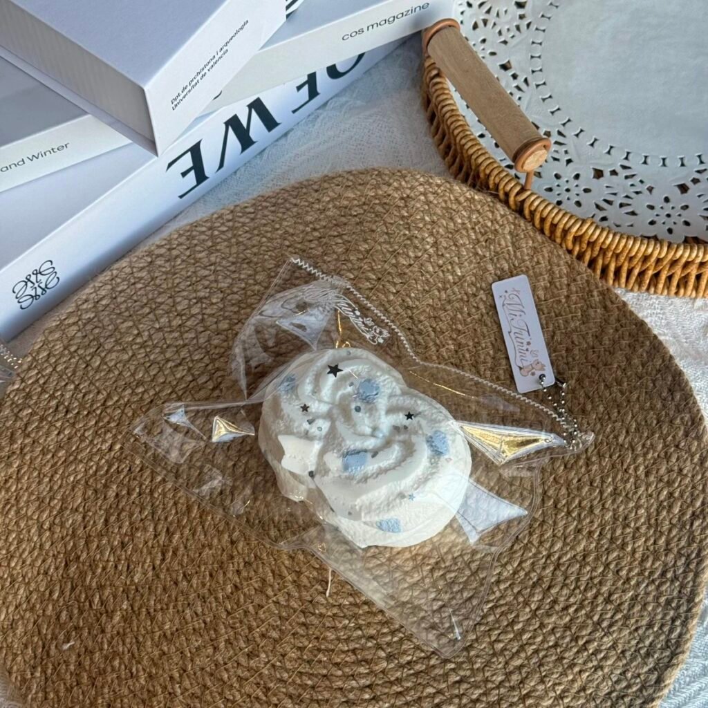 271016 Mifu Nini Blue and White Polka Dot Twisted Roll (Sticky Clay Texture Series) / 米浮泥泥 蓝白波点扭扭卷（黏糊泥触感系列）