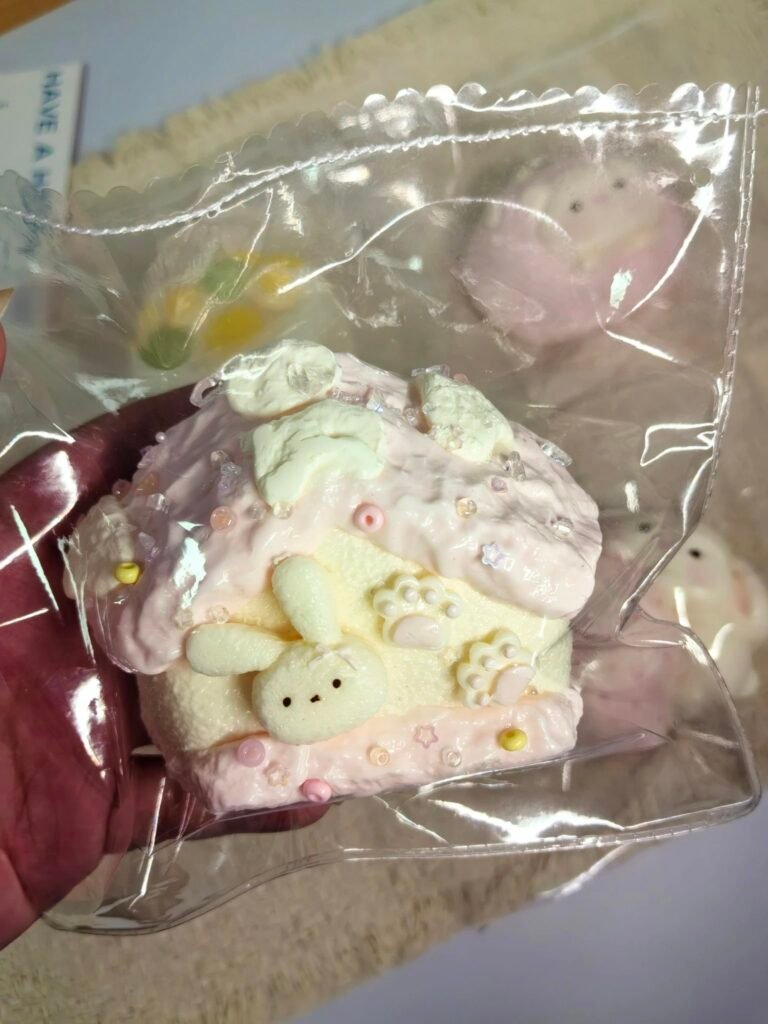 480002 Miaomiaomiya Squishy Bunny Snow House (Fluffy Cream Clay Texture Series) / 喵喵咪呀捏捏 兔兔雪屋（正常版绵奶油泥触感系列）