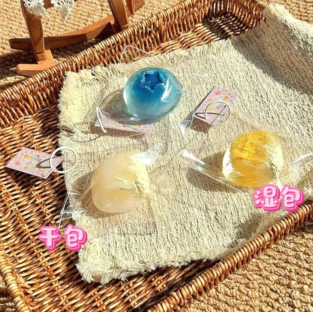 239016 Monona Squishy Clay-Filled Blueberry / 软软蛋白Monona 粘土内馅蓝莓