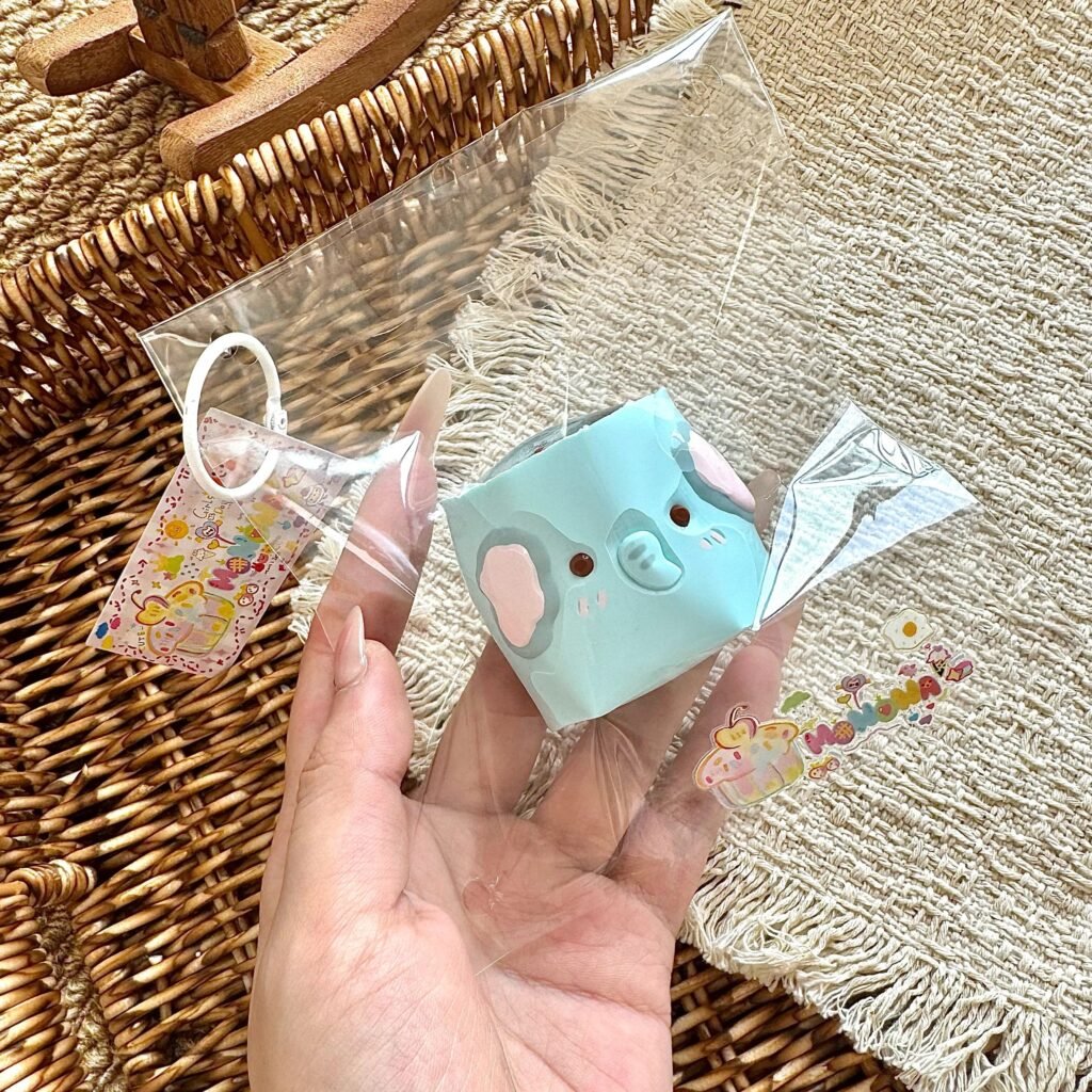 239027 Monona Squishy Elephant Chikuwa Squeezer / 软软蛋白Monona 小象竹轮挤挤