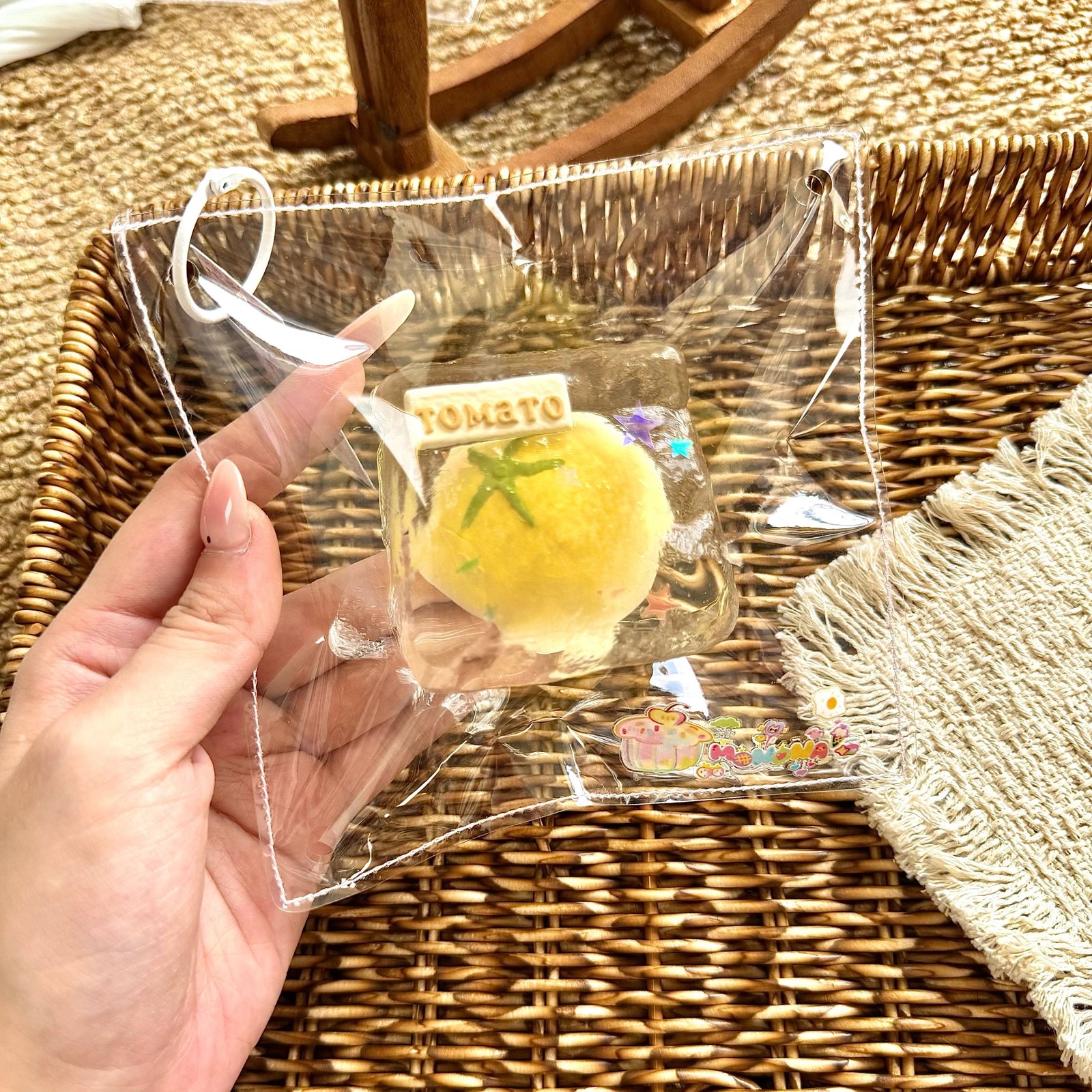 239029 Monona Squishy Clay-Filled Squishable Tomato - Half Ripe / 软软蛋白Monona 粘土内馅捏爆小番茄半熟