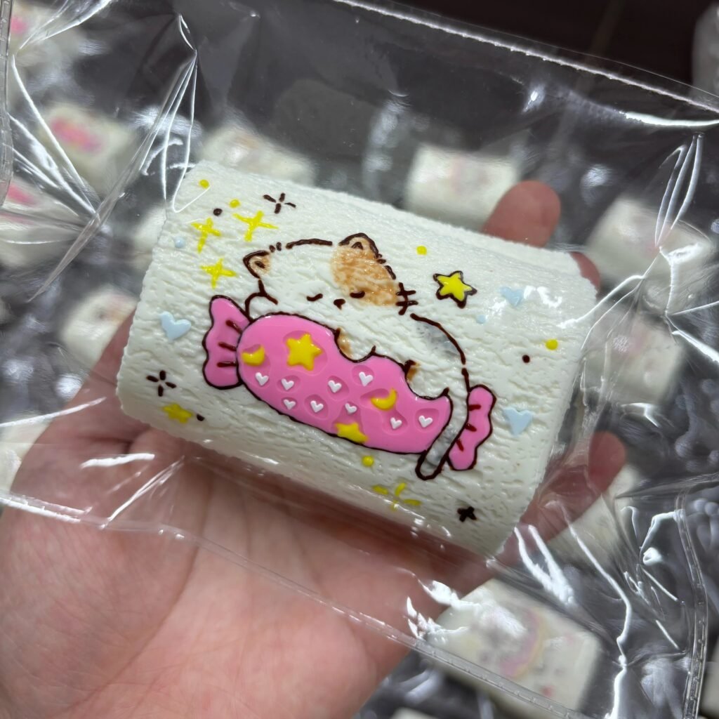562030 Nanie Studio Pillow-Hugging Cat Marshmallow / Nanie Studio 抱枕喵棉花糖