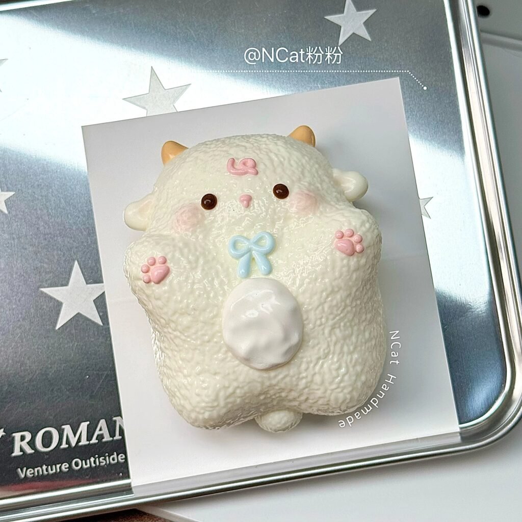 435022 NCat Handmade Hugging Lamb (Dry Cream Clay Texture Series) / NCat粉粉 抱抱小羊(干奶油泥触感系列)
