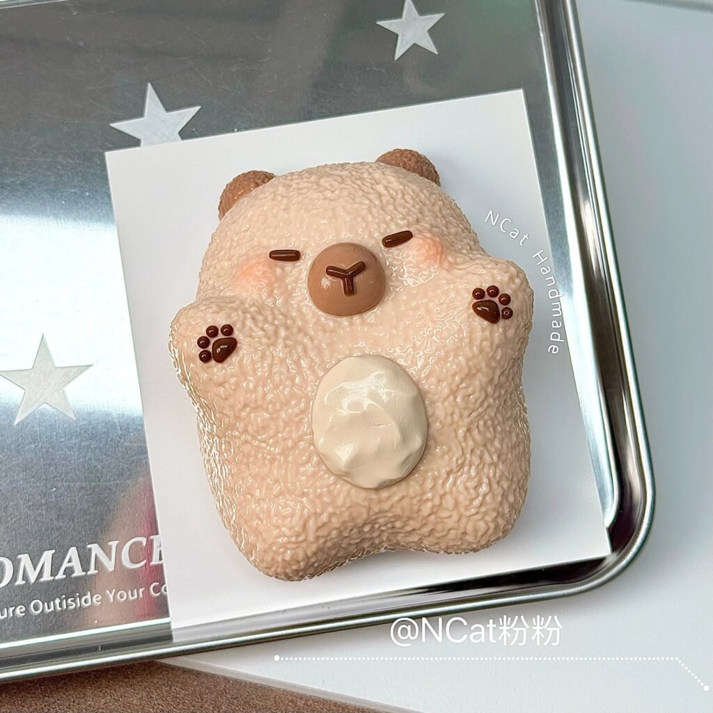 435025 NCat Handmade Hugging Capybara (Dry Cream Clay Texture Series) / NCat粉粉 抱抱卡皮巴拉(干奶油泥触感系列)