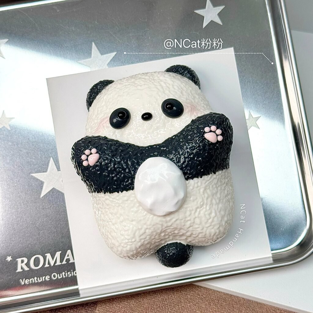 435026 NCat Handmade Hugging Giant Panda (Dry Cream Clay Texture Series) / NCat粉粉 抱抱大熊猫(干奶油泥触感系列)
