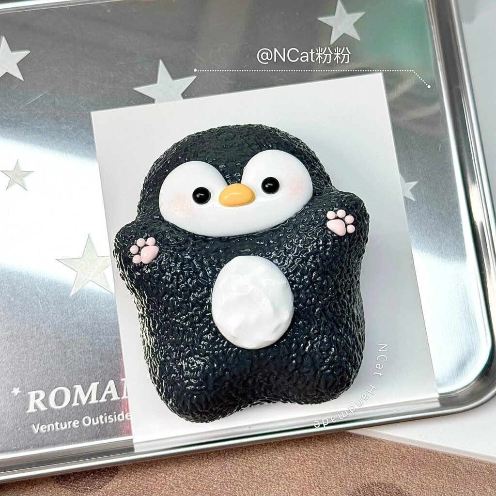 435027 NCat Handmade Hugging Penguin (Dry Cream Clay Texture Series) / NCat粉粉 抱抱企鹅(干奶油泥触感系列)