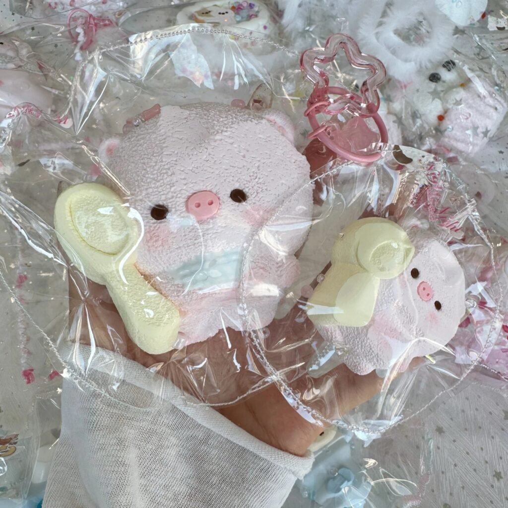 533021 Niege Wanan Piglet Takes a Bite (Marshmallow Clay Texture Series) / 捏个晚安 小猪吃一口（棉花糖泥触感系列）