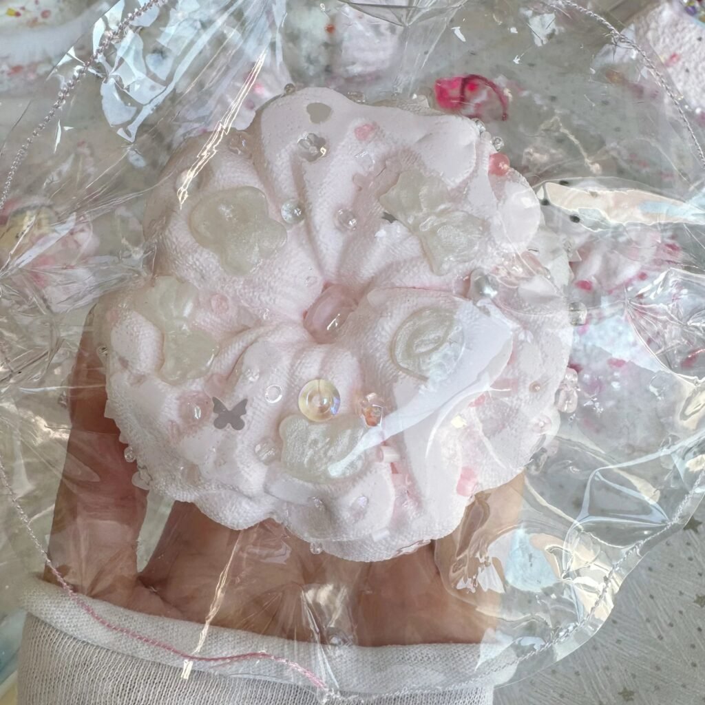 533029 Niege Wanan Shimmering Scrunchie (Marshmallow Clay Texture Series) / 捏个晚安 波光粼粼发圈（棉花糖泥触感系列）