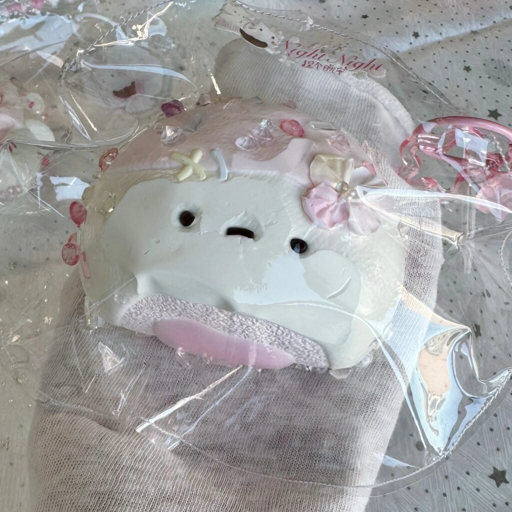 533047 Niege Wanan Strawberry Dazed Mochi (Sticky Clay Texture Series) / 捏个晚安 草莓呆呆糯米糍（黏糊泥触感系列）