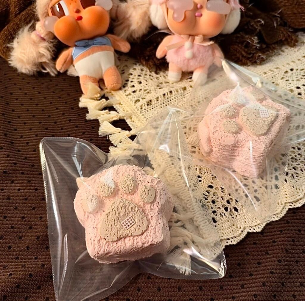 478000 Niko Strawberry Milk Coffee Cat Paw / Niko的捏 草莓奶咖猫爪