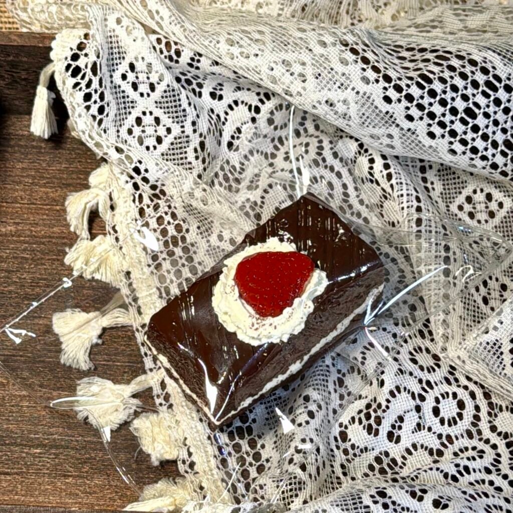 968 NUONUO Strawberry Chocolate Cake (Moist Cheese Clay Texture Series) / NUONUO 草莓巧克力蛋糕(湿酪泥触感系列)
