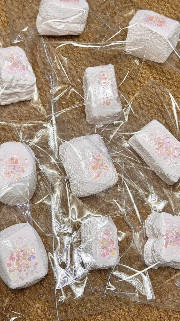 135187 Ohmo Nienie Pink Mini Ice Cream Round Toast (Cream Cheese Clay Texture Series) / ohmo捏捏 粉色微缩冰淇凌圆吐司(干酪泥触感系列)