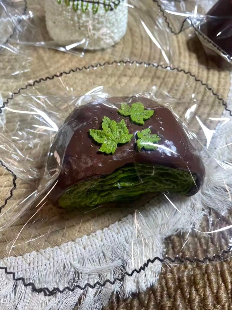 367015 Paopao Fish Shop Maple Leaf Chocolate Matcha Roll / 泡泡鱼 shop 枫叶巧克力抹茶卷