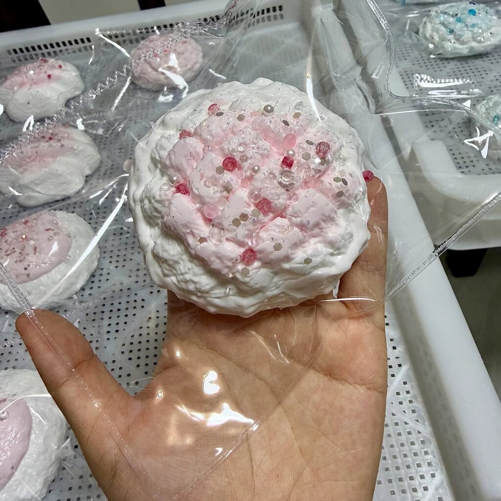 529002 Pearl Mermaid Pink Pineapple Bun - Cosmetic Imperfection (Ultra-Soft Watery Clay Texture Series) / 珍珠美人鱼 粉色菠萝包·外观瑕疵（变态软偏水泥感触感系列）