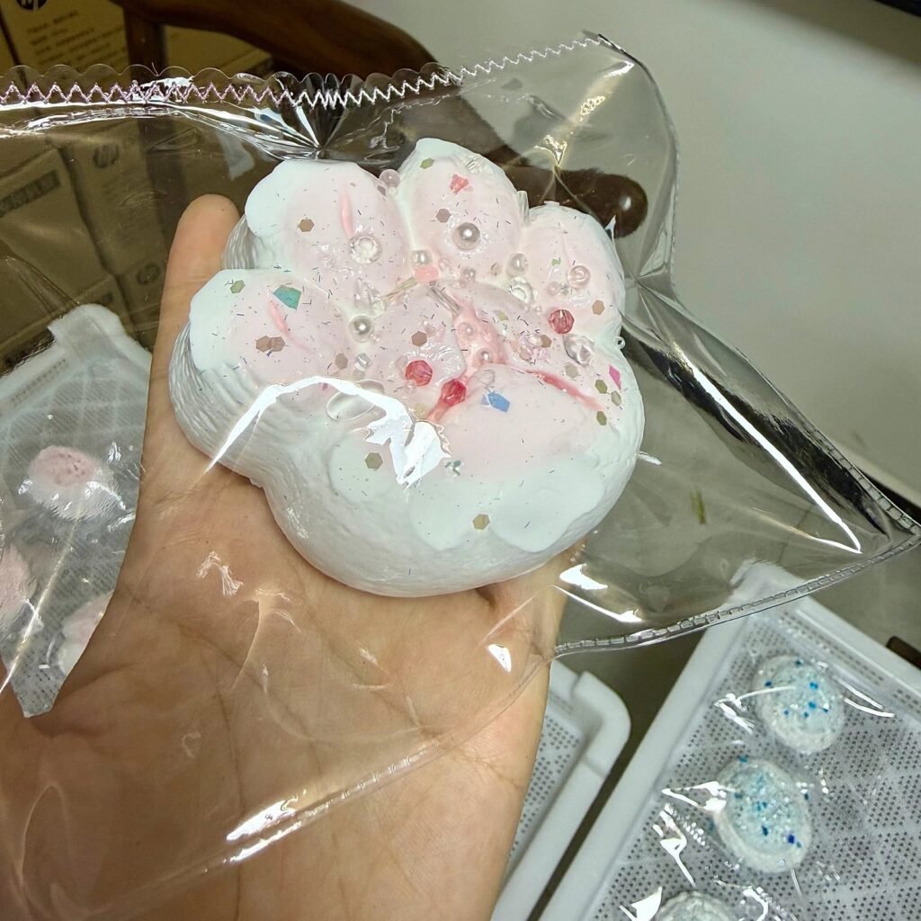 529006 Pearl Mermaid Pink Cat Paw Pretzel - Cosmetic Imperfection (Ultra-Soft Watery Clay Texture Series) / 珍珠美人鱼 粉色猫爪碱水·外观瑕疵（变态软偏水泥感触感系列）