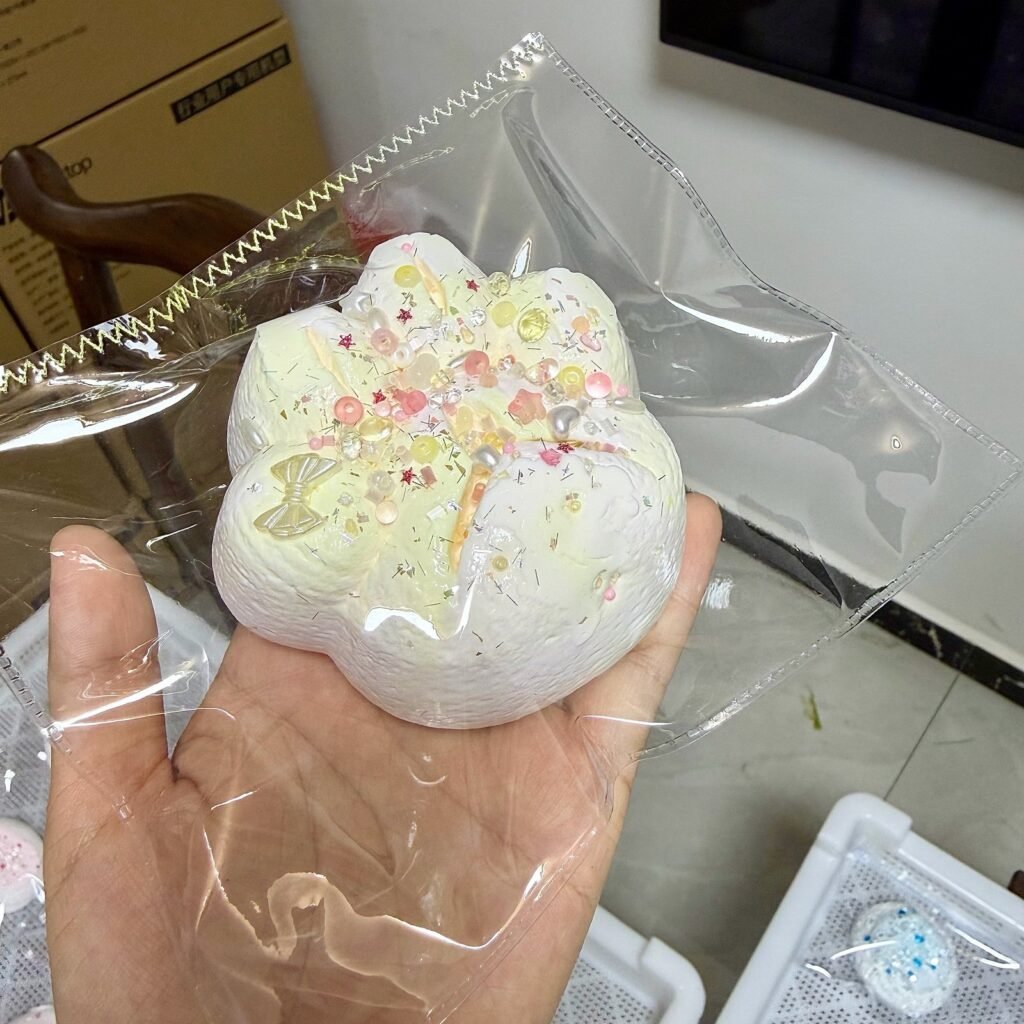 529020 Pearl Mermaid Pink Yellow Cat Paw Pretzel - Cosmetic Imperfection (Ultra-Soft Watery Clay Texture Series) / 珍珠美人鱼 粉黄色猫爪碱水·外观瑕疵（变态软偏水泥感触感系列）