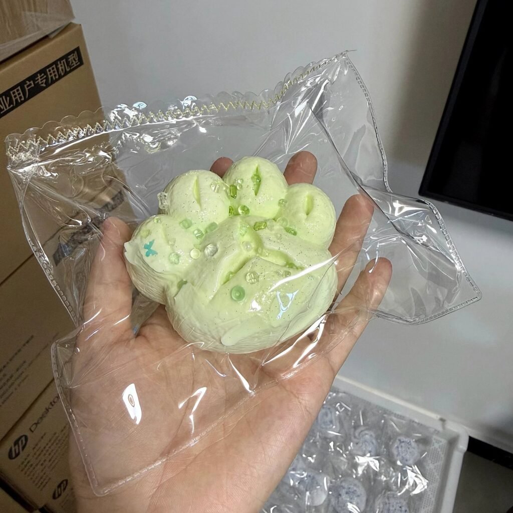 529041 Pearl Mermaid Green Cat Paw Pretzel - Cosmetic Imperfection (Ultra-Soft Watery Clay Texture Series) / 珍珠美人鱼 绿色猫爪碱水包·外观瑕疵（变态软偏水泥感触感系列）