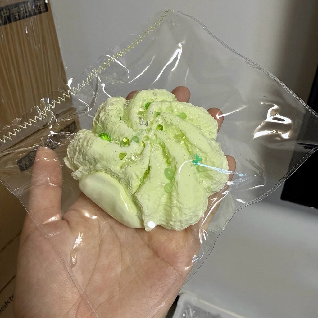 529044 Pearl Mermaid Green Lava Cream Puff - Cosmetic Imperfection (Ultra-Soft Watery Clay Texture Series) / 珍珠美人鱼 绿色爆浆泡芙·外观瑕疵（变态软偏水泥感触感系列）