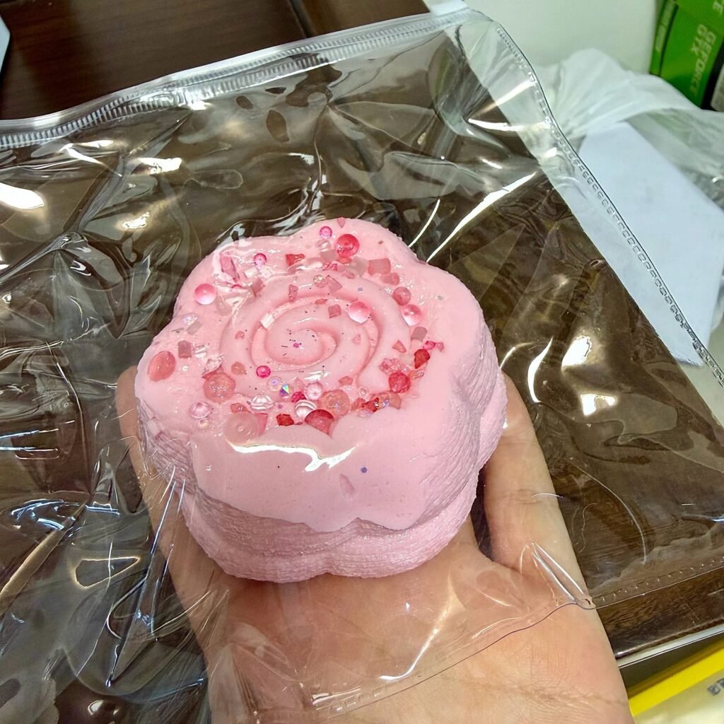 529055 Pearl Mermaid Strawberry Double-Layer Fish Cake - Cosmetic Imperfection (Ultra-Soft Watery Clay Texture Series) / 珍珠美人鱼 草莓双层鱼板·外观瑕疵(变态软偏水泥感触感系列)