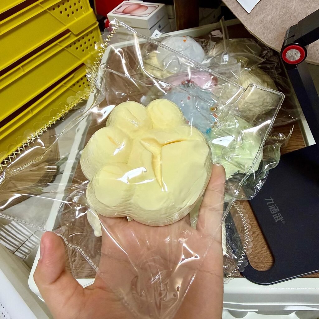 529066 Pearl Mermaid Soy Milk Cat Paw Pretzel - Cosmetic Imperfection (Ultra-Soft Watery Clay Texture Series) / 珍珠美人鱼 豆乳色猫爪碱水包·外观瑕疵(变态软偏水泥感触感系列)