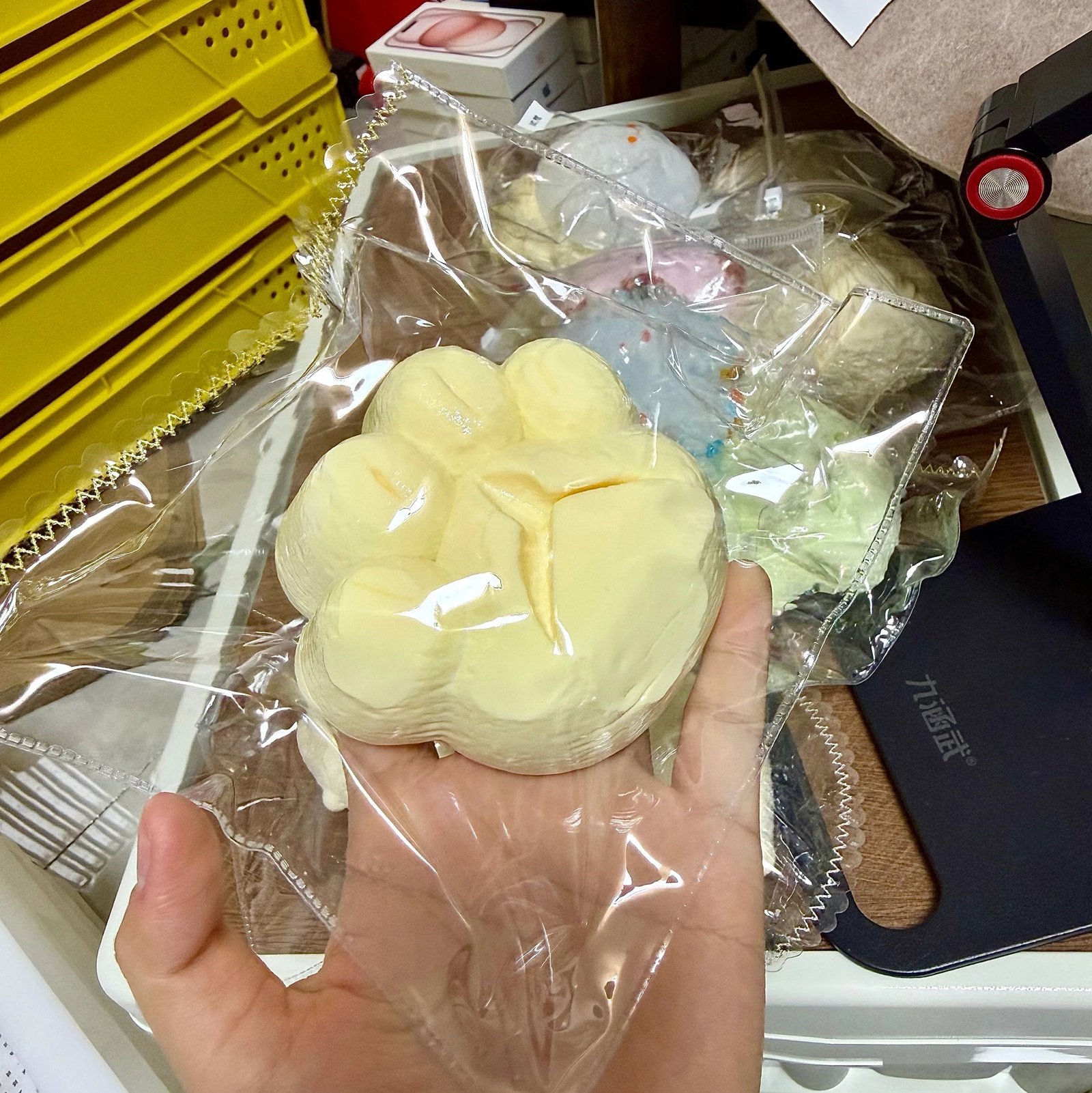 529066 Pearl Mermaid Soy Milk Cat Paw Pretzel - Cosmetic Imperfection (Ultra-Soft Watery Clay Texture Series) / 珍珠美人鱼 豆乳色猫爪碱水包·外观瑕疵(变态软偏水泥感触感系列)