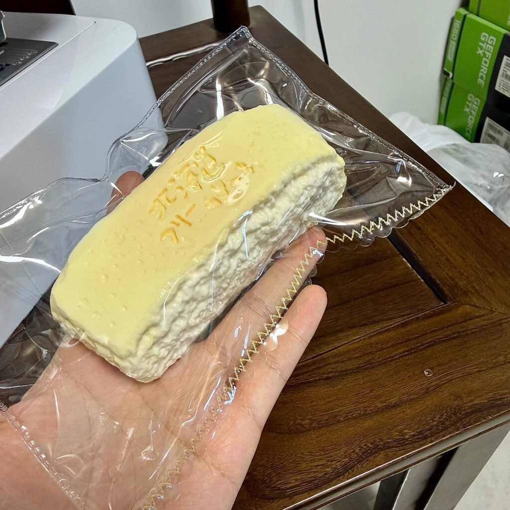 529070 Pearl Mermaid Soy Milk Hokkaido Milk Bread - Cosmetic Imperfection (Ultra-Soft Watery Clay Texture Series) / 珍珠美人鱼 豆乳色北海道奶排包·外观瑕疵(变态软偏水泥感触感系列)