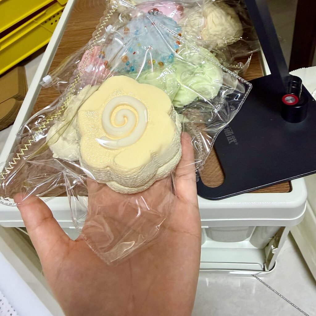 529076 Pearl Mermaid Soy Milk Double-Layer Fish Cake - Cosmetic Imperfection (Ultra-Soft Watery Clay Texture Series) / 珍珠美人鱼 豆乳色双层鱼板·外观瑕疵(变态软偏水泥感触感系列)