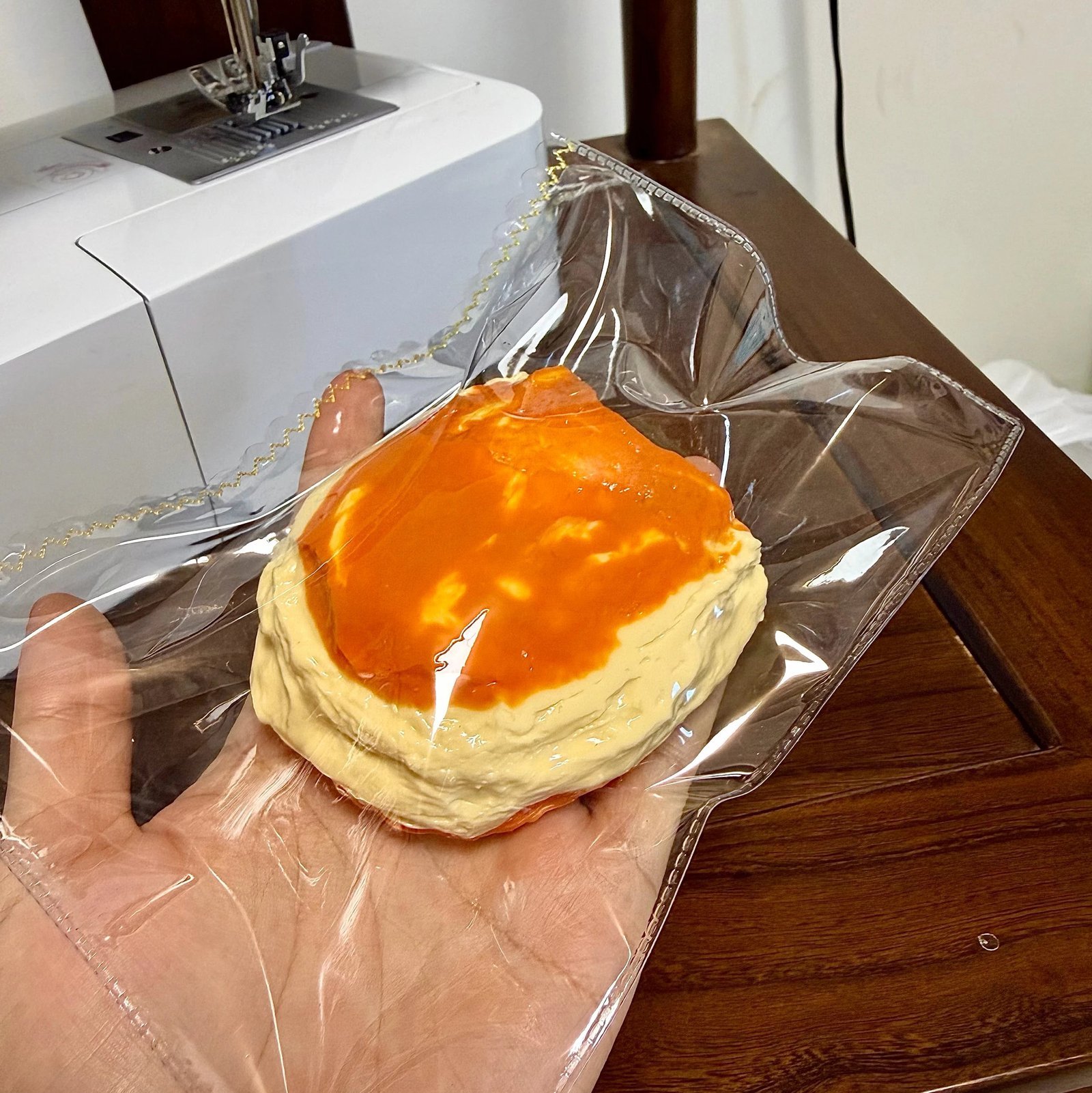 529081 Pearl Mermaid Food Tone Chilled Cream Sandwich Bread - Cosmetic Imperfection (Ultra-Soft Watery Clay Texture Series) / 珍珠美人鱼 食物色奶油夹心冰面包·外观瑕疵(变态软偏水泥感触感系列)