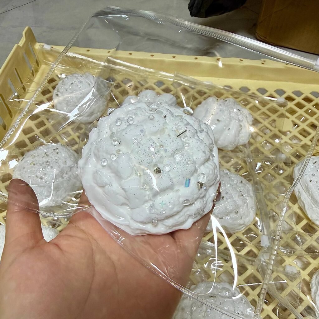 529084 Pearl Mermaid Silver White Pineapple Bun - Cosmetic Imperfection (Ultra-Soft Watery Clay Texture Series) / 珍珠美人鱼 银白色菠萝包·外观瑕疵（变态软偏水泥感触感系列）