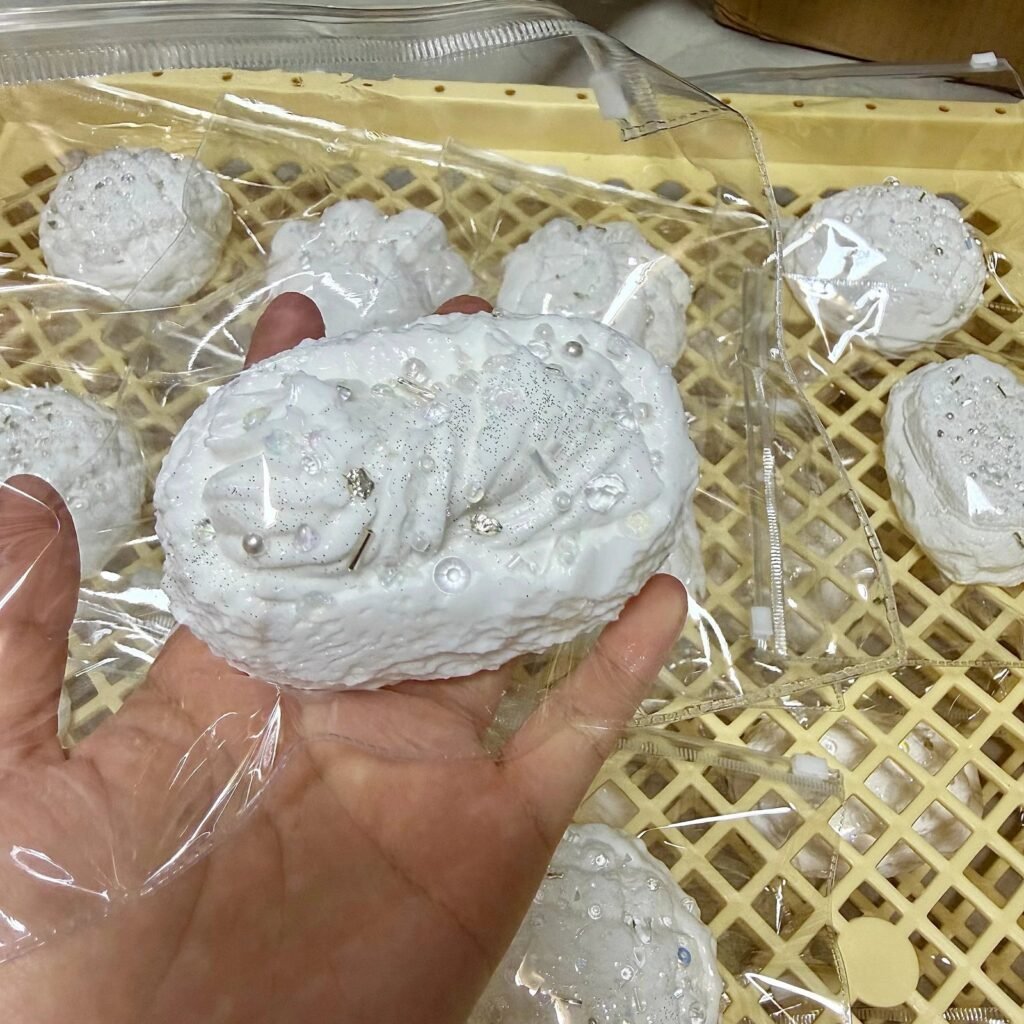 529087 Pearl Mermaid Silver White Twisted Bread Milk Cube - Cosmetic Imperfection (Ultra-Soft Watery Clay Texture Series) / 珍珠美人鱼 银白色拧拧面包奶块·外观瑕疵（变态软偏水泥感触感系列）