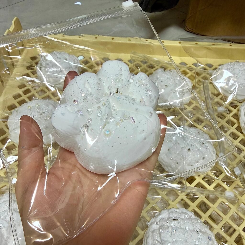 529088 Pearl Mermaid Silver White Cat Paw Pretzel - Cosmetic Imperfection (Ultra-Soft Watery Clay Texture Series) / 珍珠美人鱼 银白色猫爪碱水包·外观瑕疵（变态软偏水泥感触感系列）