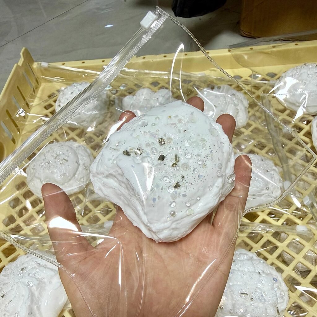529090 Pearl Mermaid Silver White Chilled Cream Sandwich Bread - Cosmetic Imperfection (Ultra-Soft Watery Clay Texture Series) / 珍珠美人鱼 银白色奶油夹心冰面包·外观瑕疵（变态软偏水泥感触感系列）