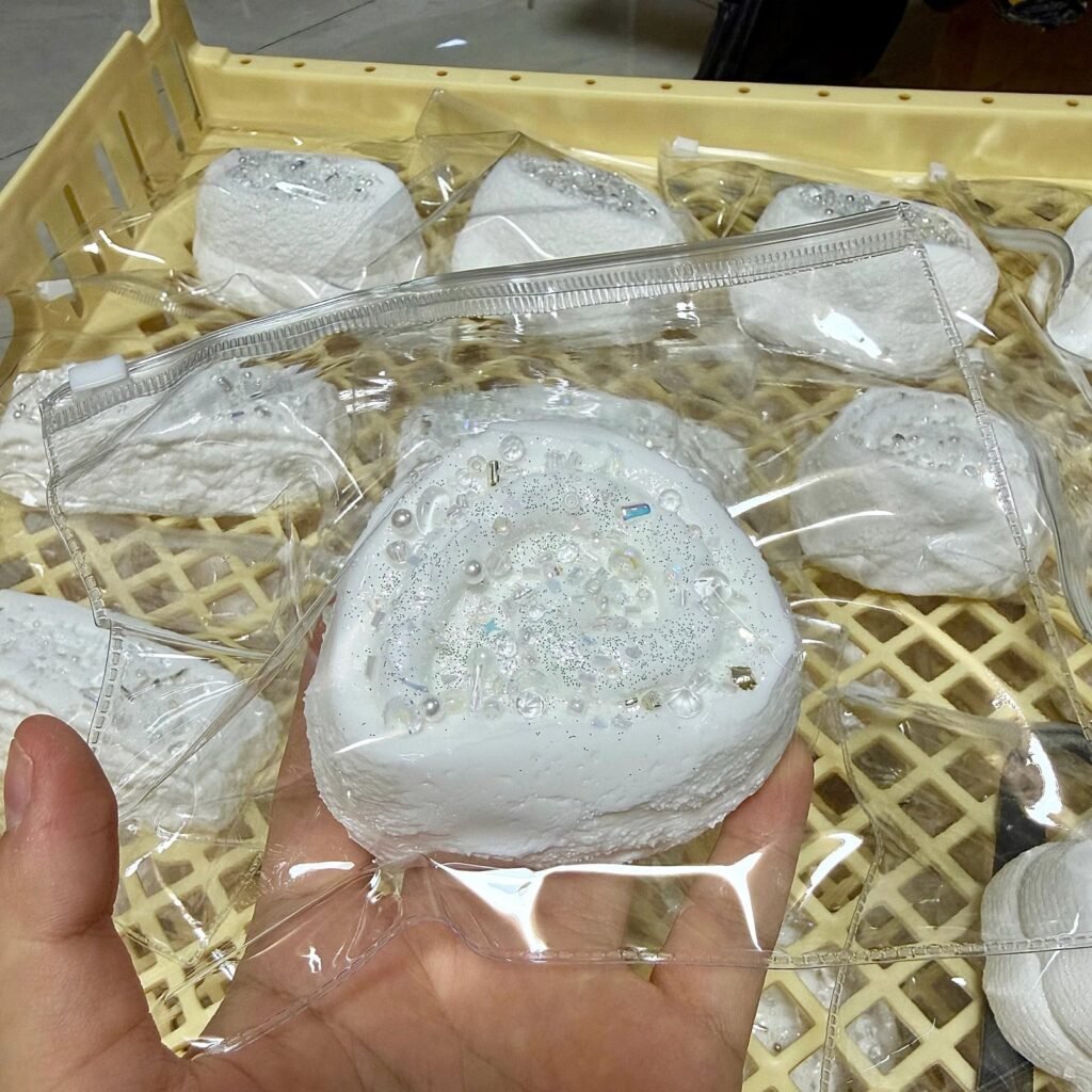 529091 Pearl Mermaid Silver White Swiss Roll - Cosmetic Imperfection (Ultra-Soft Watery Clay Texture Series) / 珍珠美人鱼 银白色瑞士卷·外观瑕疵（变态软偏水泥感触感系列）